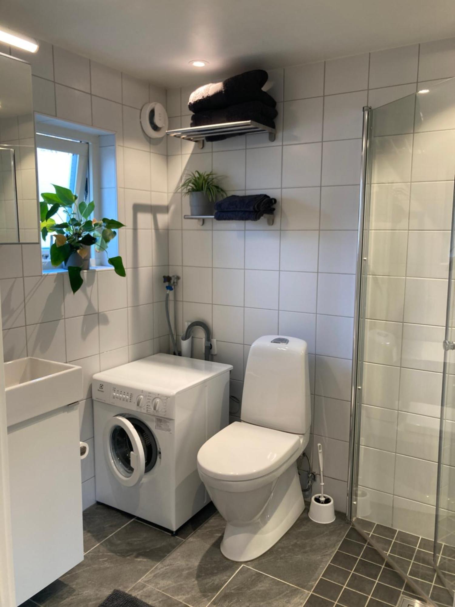 Tiny Grey House With Loft, 15 Min From City Center 哥德堡 外观 照片